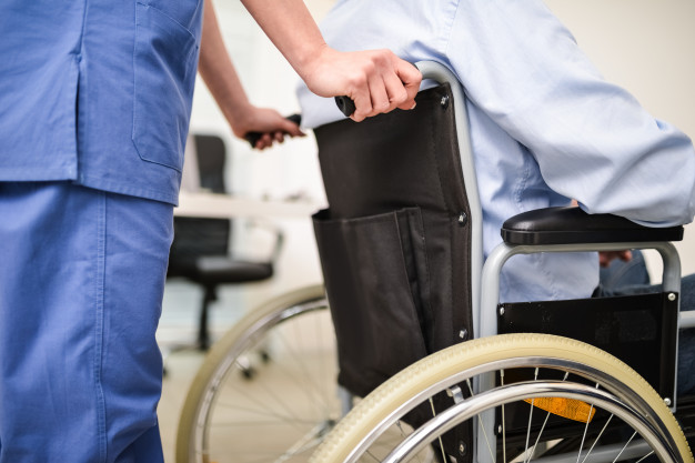 enfermeira-cuidando-de-um-paciente-em-uma-cadeira-de-rodas 53419-1939
